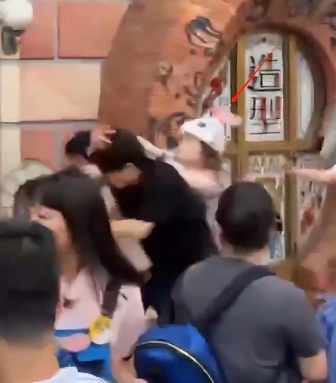 兔子姐”衣服被扒目击者发声孩子爸先动手麻将胡了2游戏入口迪士尼打架后续：“(图12)