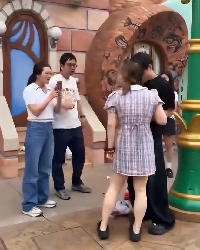 兔子姐”衣服被扒目击者发声孩子爸先动手麻将胡了2游戏入口迪士尼打架后续：“(图7)