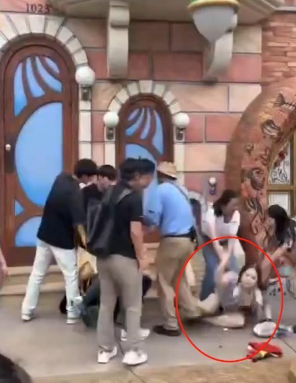 兔子姐”衣服被扒目击者发声孩子爸先动手麻将胡了2游戏入口迪士尼打架后续：“(图19)