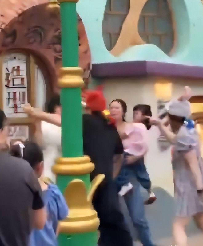 兔子姐”衣服被扒目击者发声孩子爸先动手麻将胡了2游戏入口迪士尼打架后续：“(图18)