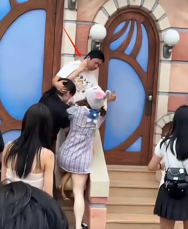 兔子姐”衣服被扒目击者发声孩子爸先动手麻将胡了2游戏入口迪士尼打架后续：“(图23)